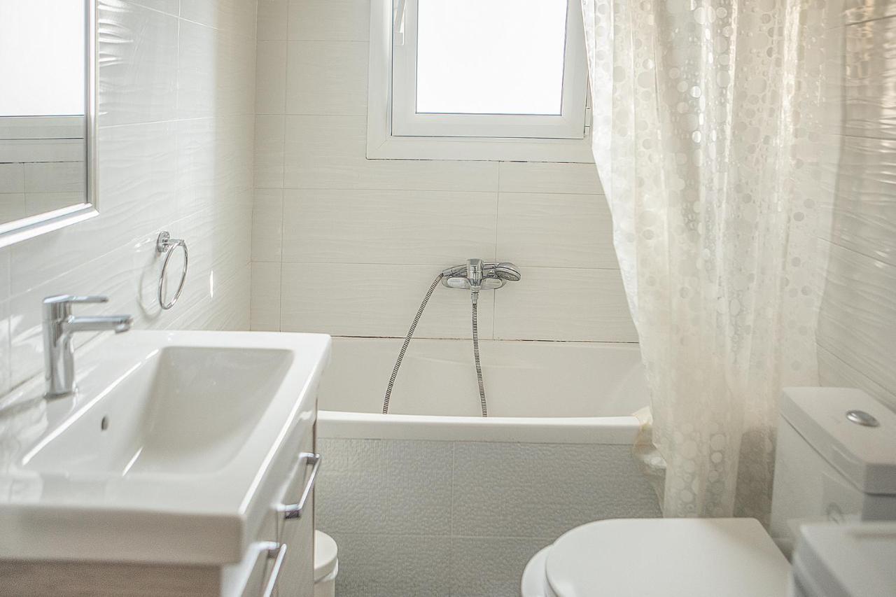 Spacious1 Bedroom Flat In The Heart Of Aten Exteriör bild